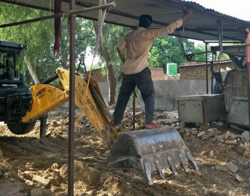 प्रशासन ने मटका चौक स्कूल के पीछे पार्किंग स्थल का गेट निकाला