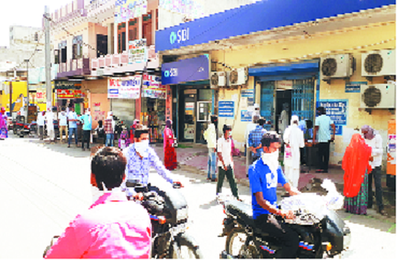 Lockdown 3 : पहले दिन निकली सोशल डिस्टेंस की हवा, पुलिस ने भांजी लाठी