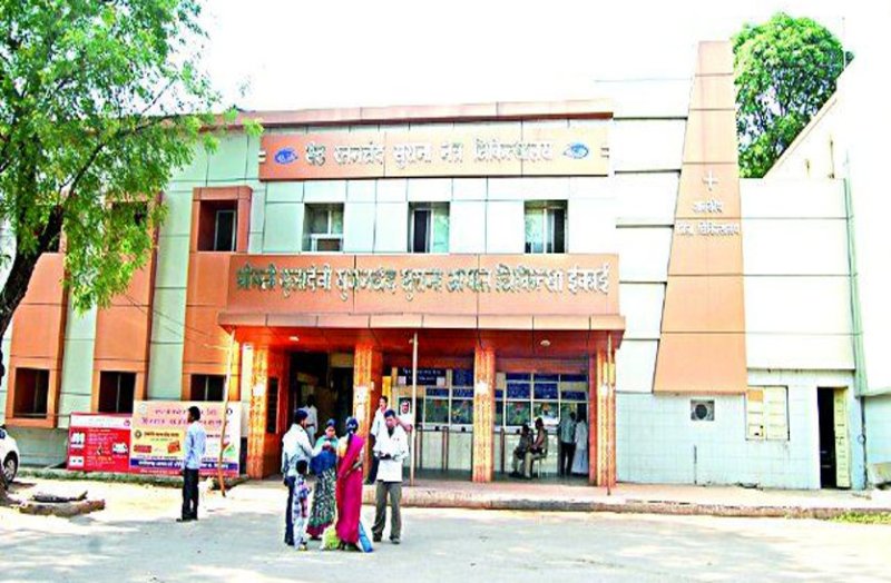 कोविड ड्यूटी करने वाले डॉक्टर और नर्स से जिला अस्पताल में झूमाझटकी, युवकों ने तोड़ा स्वाथ्यकर्मियों का मोबाइल, बुलानी पड़ी पुलिस