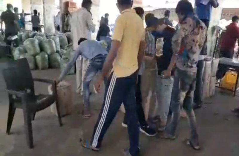 #corona: फल-सब्जी मंडी में सोशल डिस्टेंसिंग की उडी धज्जियां ,मुंह पर भी नहीं मास्क