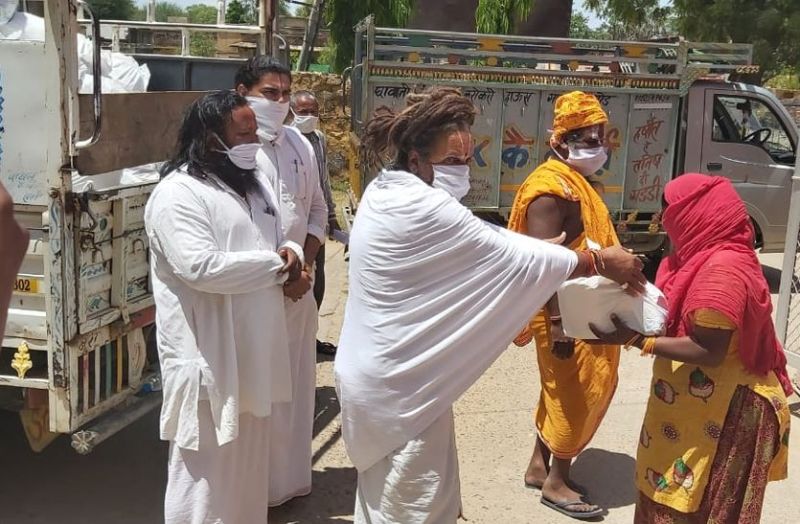 संसार का दर्द देख साधु-संतों ने खोली झोली, पांच लाख का बांटा राशन, दो लाख दिए नगद