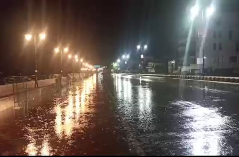 Rain : लोग सो रहे थे गहरी नींद में , आधी रात को अचानक खुल गए खिडक़ी- दरवाजे