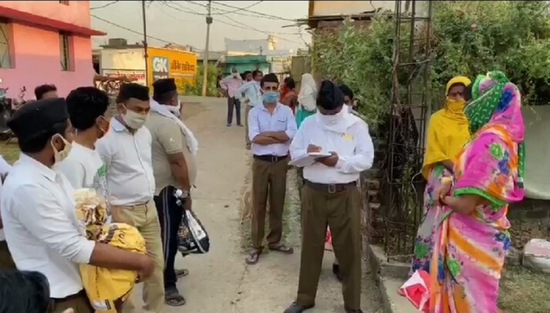 आरएसएस ने किया जरूरतमंदों को सामग्री वितरण