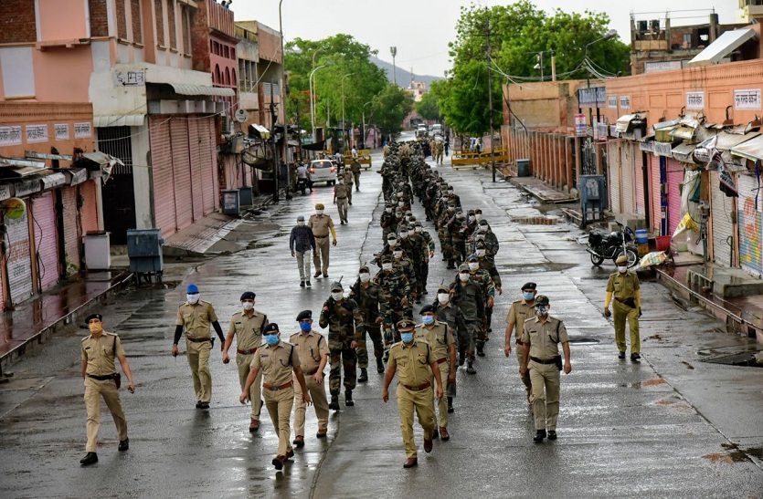 जयपुर के संक्रमित परकोटे में ड्यूटी करते जवान