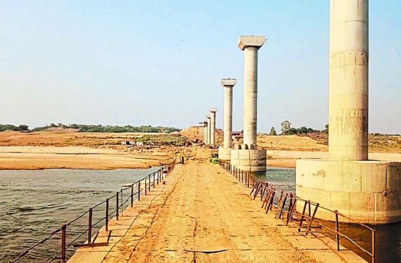 पुल निर्माण में हो रही देरी, अनुमति मिलने के बाद मंथर गति से शुरू हुआ निर्माण कार्य