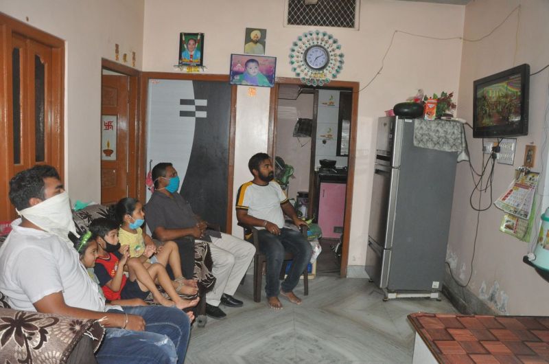 लॉकडाउन: 24 घंटे घरों में चल रहे पंखे-कूलर, बिजली के बिल में दिखेगा 'कोरोना'