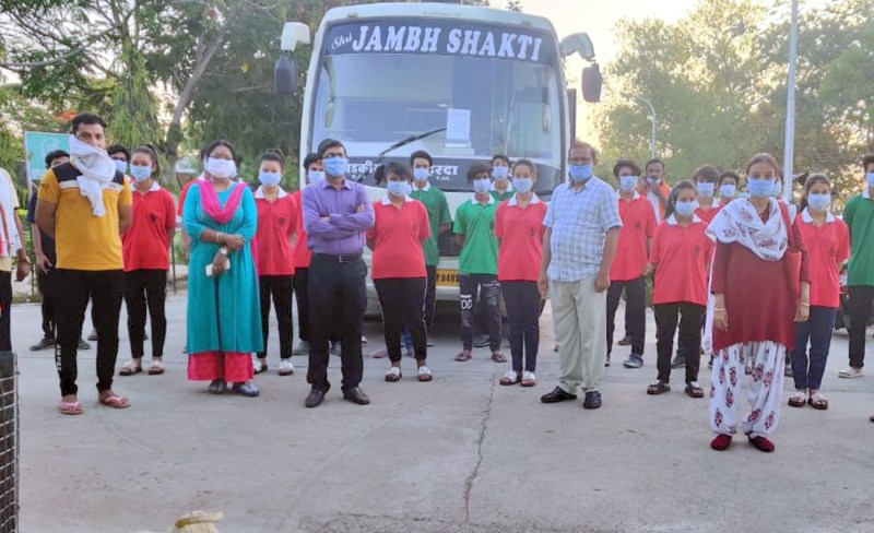 नवोदय विद्यालय चारूवा में फंसे असम के बच्चों को बस से किया रवाना