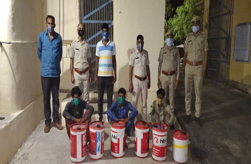 कच्ची शराब परिवहन करना पड़ा भारी, पिता व पुत्रों को जाना पड़ा जेल