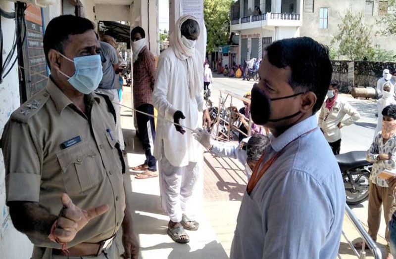 बैंककर्मियों को सोशल डिस्टेंस बनाए रखने के निर्देश, उपाधीक्षक ने निरीक्षण कर दिए दिशा-निर्देश