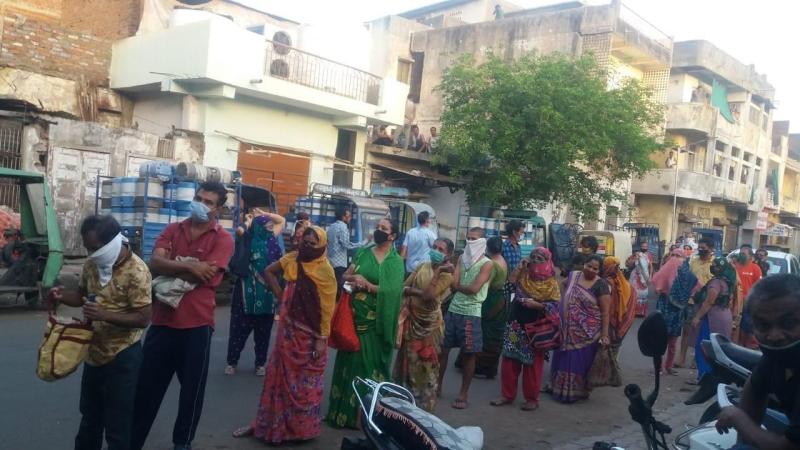 lockdown 3.0: अहमदाबाद शहर में किराने की दुकानों पर लोगों की उमड़ी भीड़  -लगी लंबी-लंबी कतारें