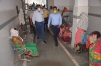 जिला चिकित्सालय का लिया जायजा, कोविड केयर सेंटर की देखी व्यवस्था