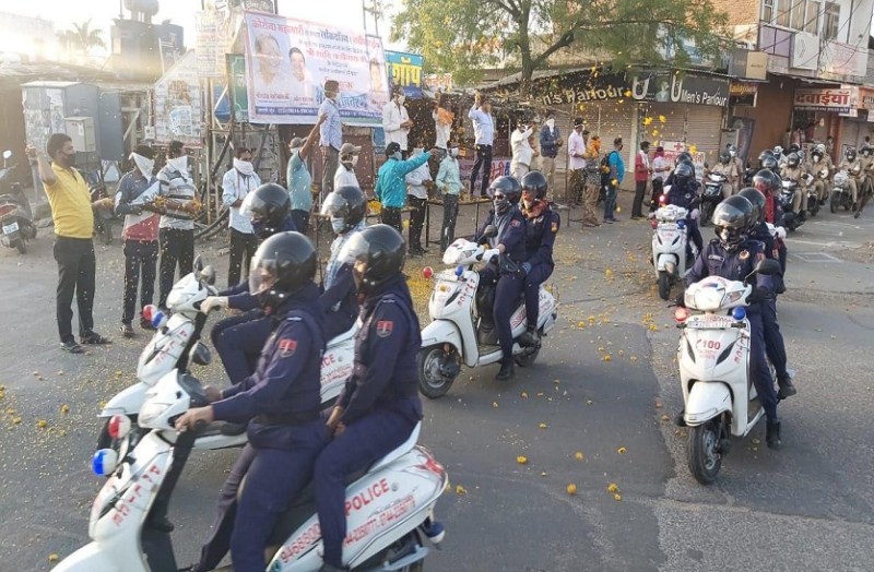 पुलिस का फ्लैग मार्च, कहा-घरों में ही रहें,लोगों ने बढ़ाया मान,की पुष्पवर्षा, बोले आप सच्चे योद्धा,करते हैं नमन