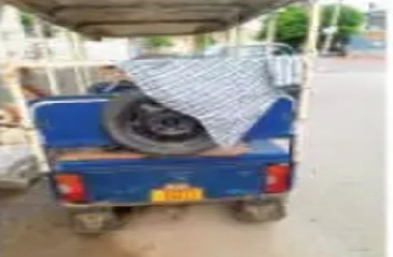 सडक़ पर कपड़े फेंकने से फैली सनसनी....