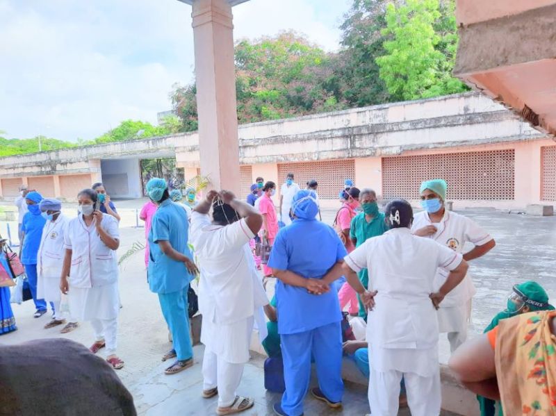 कोरोना से बचाव के लिए पर्याप्त सुरक्षा उपलब्ध करवाने की मांग को लेकर स्वास्थ्य कर्मचारियों ने किया प्रदर्शन