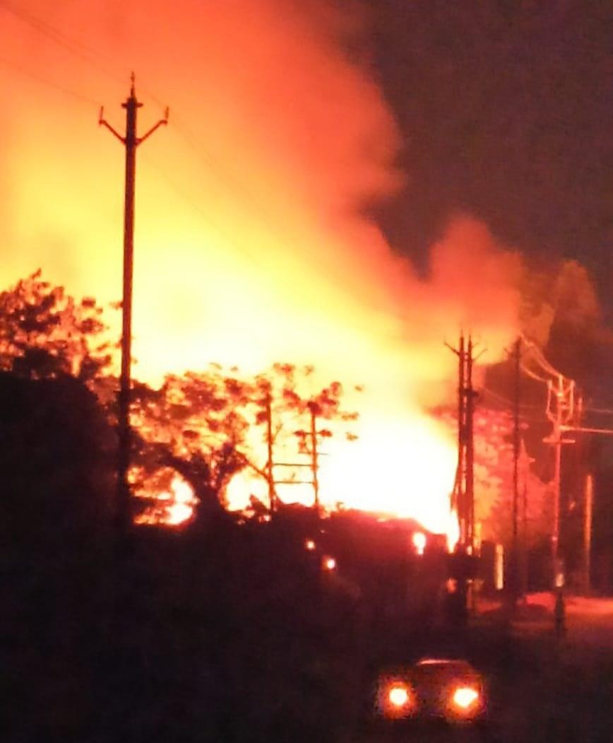 Factory: फैक्ट्री में देर रात लगी भीषण आग से एक करोड़ का नुकसान, देखें वीडियो
