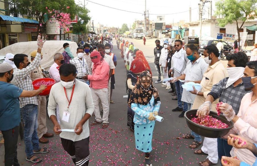 विज्ञाननगर में मुस्लिम समाज ने सफाईकर्मियों का किया स्वागत