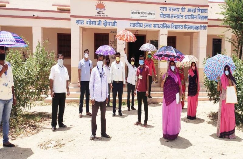 मेर माण्डवाड़ा में कोरोना योद्धाओं को बांटे छाते, परिंडे भी लगाए