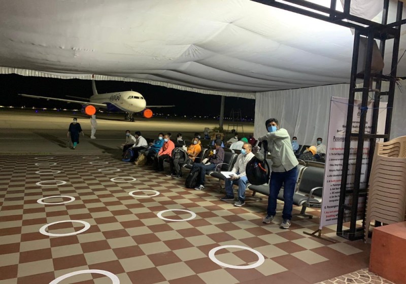 शारजाह से 182 प्रवासियों को लेकर लखनऊ के अमौसी पहुंची फ्लाइट, सभी यात्री चार कैटैगरी में किए गए क्वारंटाइन