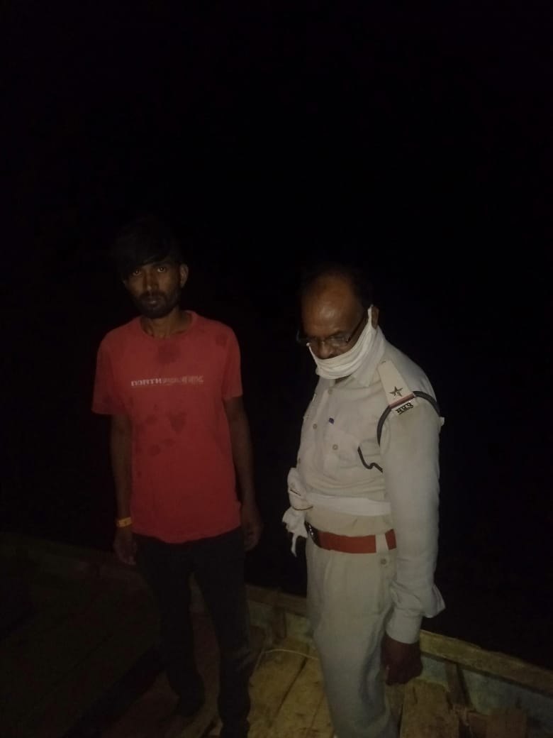 तेज आंधी में नर्मदा में डूबने लगा युवक, पुलिसवाले बचाने कूद गए गहरे पानी में, जानिए फिर क्या हुआ