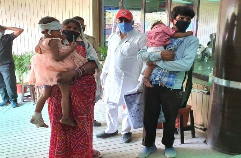 साइकिल से UP से छत्तीसगढ़ लौट रहे श्रमिक परिवार को अज्ञात वाहन ने ठोका, माता-पिता की मौत, अनाथ हुए दो मासूम बच्चे