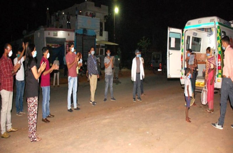 छत्तीसगढ़ में कोरोना से ठीक होकर घर लौटे तीन मरीज, ताली बजाकर कलेक्टर ने किया स्वागत