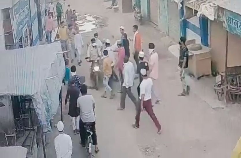 पुलिस पर हमला करने वालों का VIDEO आया सामने