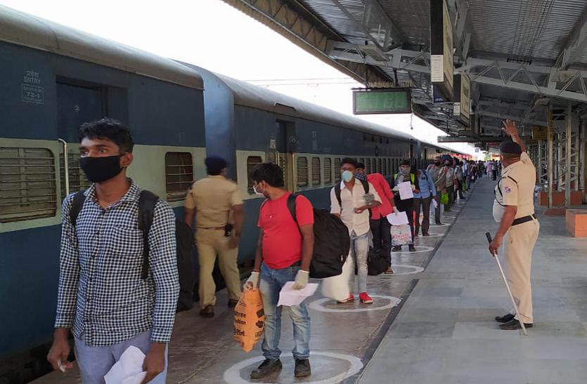 Lockdown effect: गुजरात से  168 ट्रेनों में 268 लाख श्रमिक पहुंचे गांव