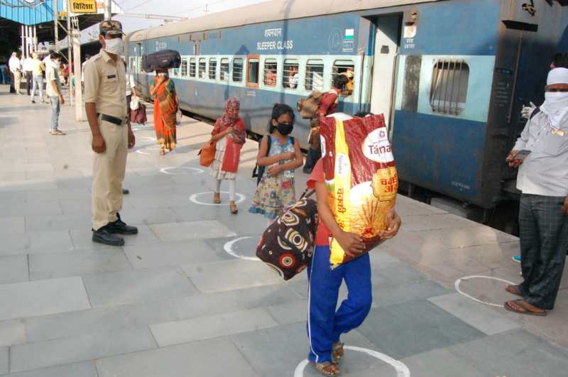 विदिशा। इस तरह सोशल डिस्टेंस के साथ पुलिसकर्मियों ने एक-एक यात्री को टे्रन से उतारकर रेलवे स्टेशन से करवाया बाहर।