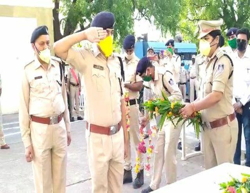 पुलिस लाइन में श्रद्धांजलि देते पुलिस अधिकारी।