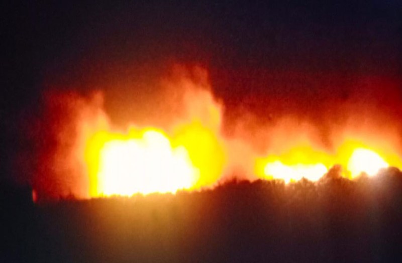 तूफान के बीच आग के तांडव ने बरपाया कहर तीन दर्जन से अधिक घर जलकर खाक