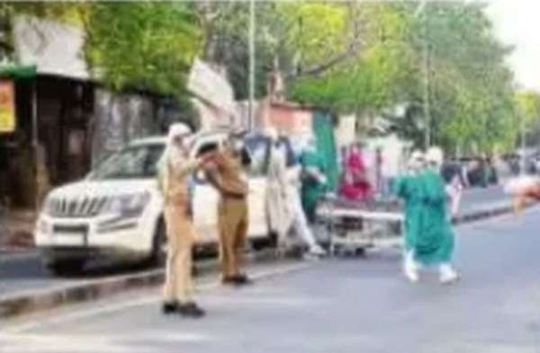 Delivered delivery in the car in front of the hospital