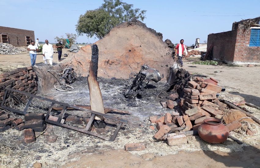 नरवाई की आग से ग्रामीणों के घर बने राख के ढेर