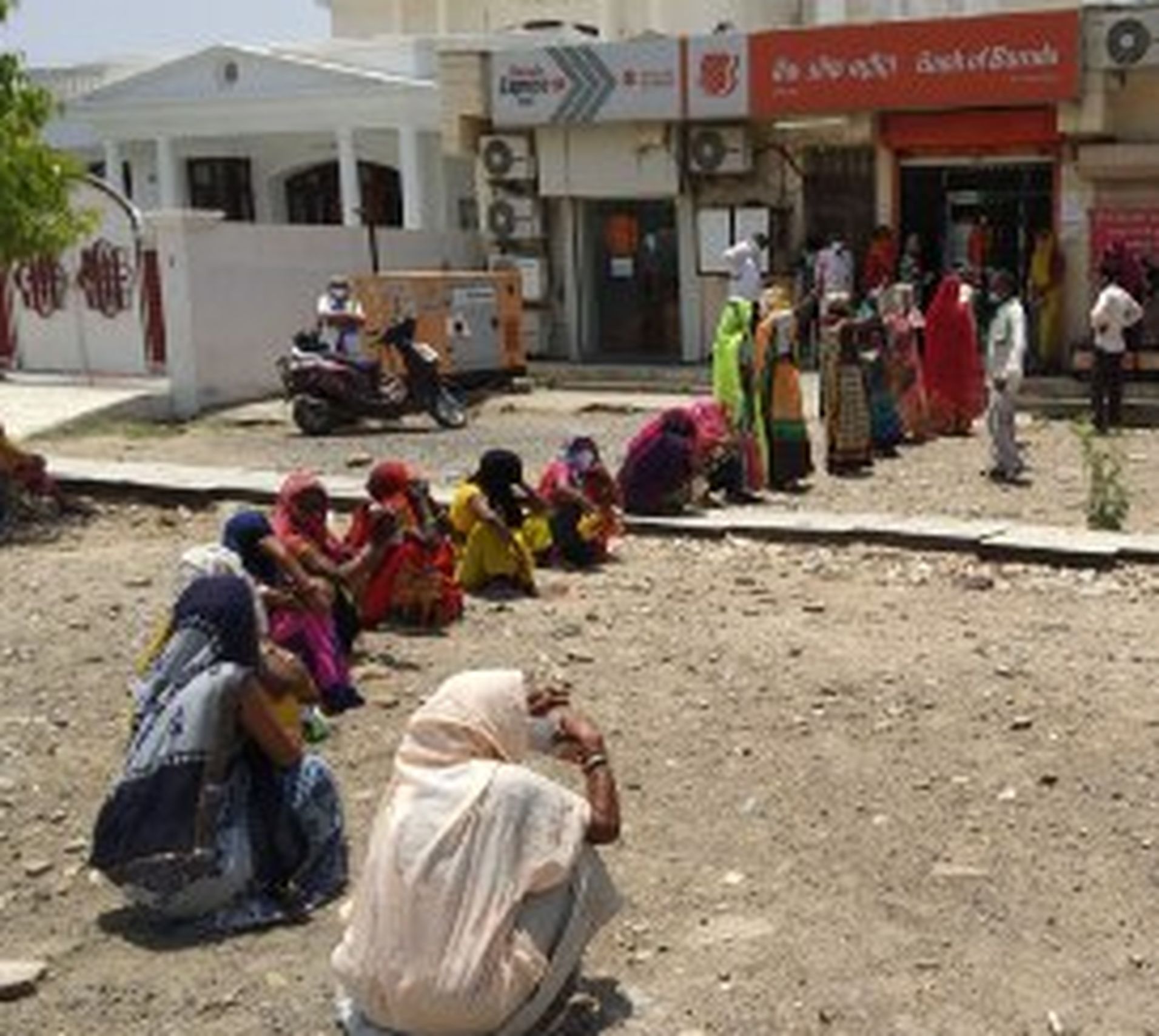 Lockdown: Women were standing in the scorching heat, no water was foun