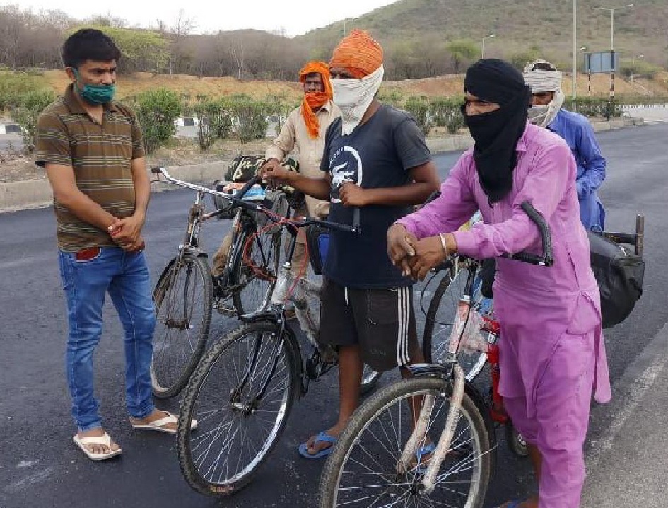 कर्नाटक से 3 हजार किमी पंजाब के लिए साइकिल पर निकले मजदूर