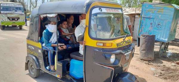 Auto racing on Mumbai roads running on Damoh bypass