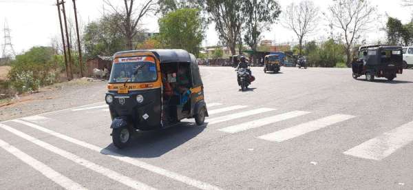 Auto racing on Mumbai roads running on Damoh bypass