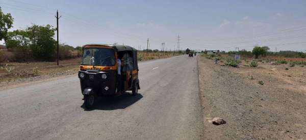 Auto racing on Mumbai roads running on Damoh bypass