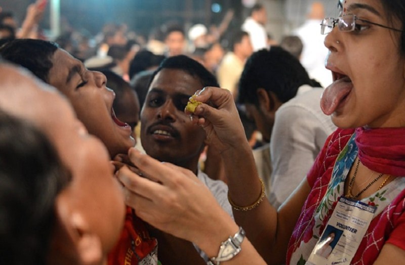 यहां बीमारी के उपचार के लिए जीवित मछली खिलाई जाती है