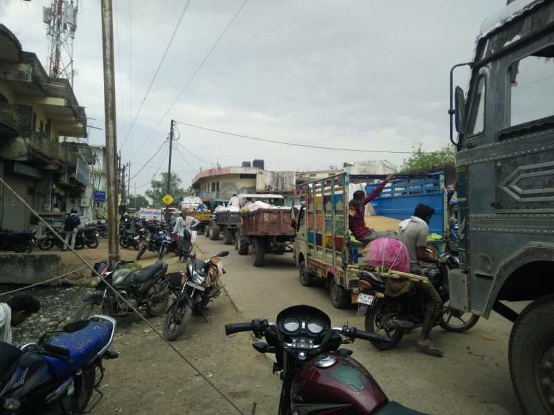 सिरोंज। मंडी बायपास रोड पर इस तरह प्रतिदिन लगता है यातायात जाम।