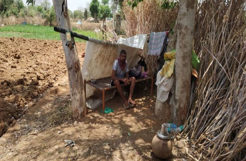 प्रवासी की अनूठी पहल, खेत में झोपड़ी बनाकर होम क्वॉरंटीन