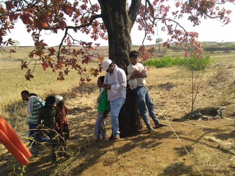 रोजी-रोटी के लिए मजबूर मजदूरों का टूटा सब्र, अधिकारियों को पेड़ में बांधा, बोले- पहले मजदूरी दो