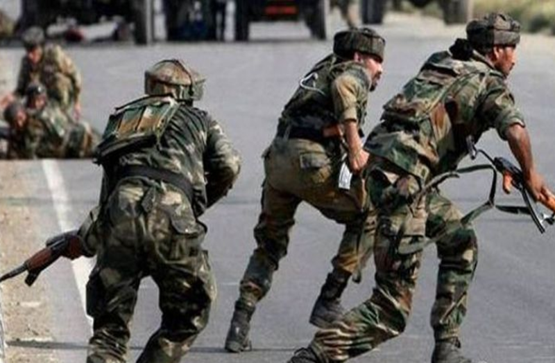 कश्मीर: कार सवार ने तोड़े 2 नाके, अलर्ट CRPF जवानों ने चलाई गोली, मौत के बाद बवाल