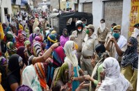 एक सप्ताह से हो रहा था विरोध, ठेका बंद नहीं हुआ तो महिलाओं ने की ठेके पर तोडफ़ोड़