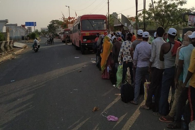 लॉकडाउन से बेहाल: गांव जाने के लिए 10 लाख लोगों ने जमा किए आवेदन