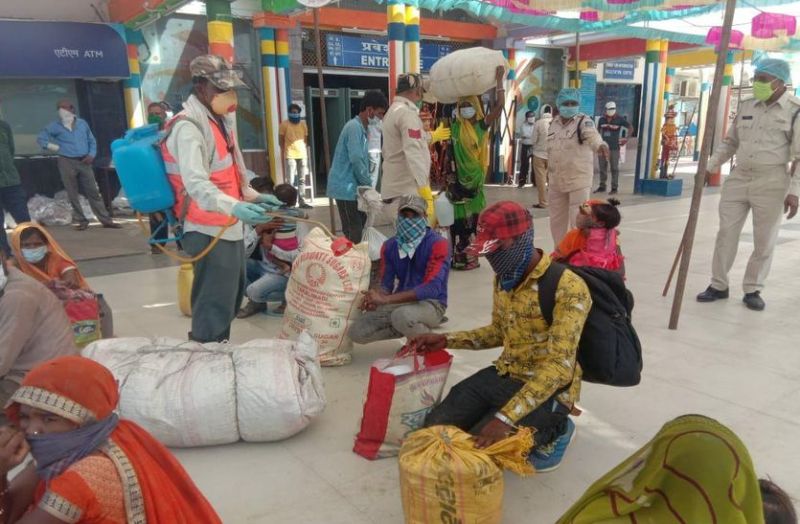 रेलवे स्टेशन पर श्रमिक ने पूछा यां ती कसतर जावांगा, कलेक्टर ने कहा...अठे तक आया हो, आगे भी भेजांगा