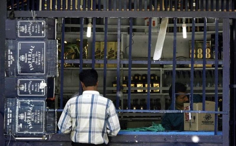 लॉकडाउन में मनमानी, ग्राहकों से ज्यादा रुपए वसूल रहे शराब दुकानदार