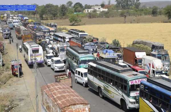 5 घंटे तक 2500 से ज्यादा मजदूरों के शहर में घुसने की आशंका से हड़कंप, बस बुलाकर किया रवाना