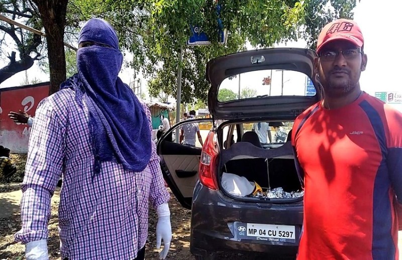 हाइवे पर गुजरते देखे थे, भूखे-प्यासे मजदूर, उस रात खाना नहीं खाया गया, अगले दिन से कार में रखकर बांटने लगे खाना