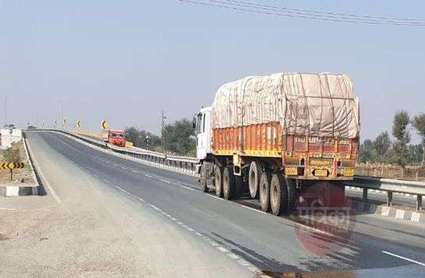 फोरलेन पर चोर गिरोह सक्रिय, ट्रक चालकों को बना रहे निशाना