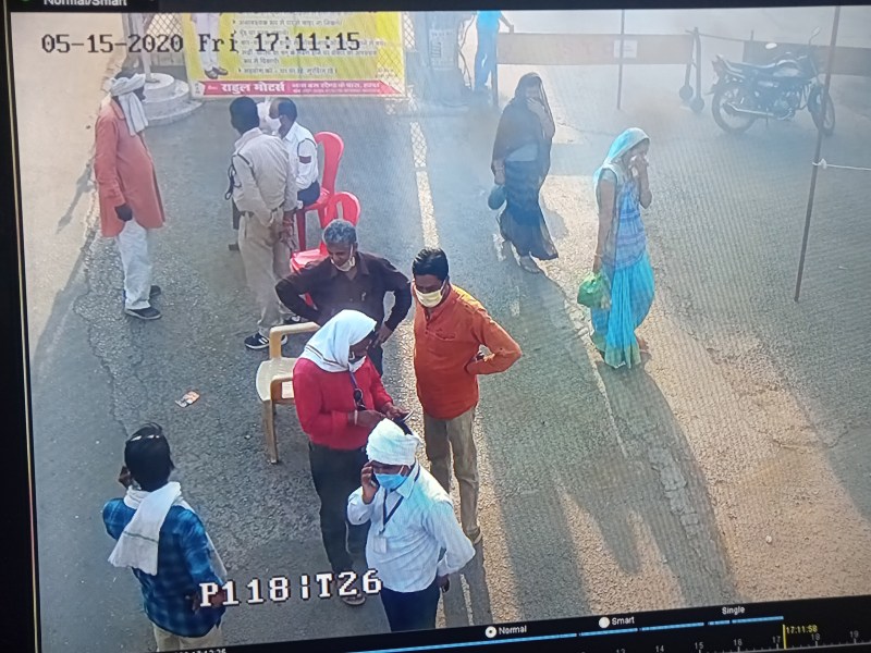 पान-गुटखा खाकर सड़कों पर थूकने वाले दो लोगों पर नपा ने किया जुर्माना